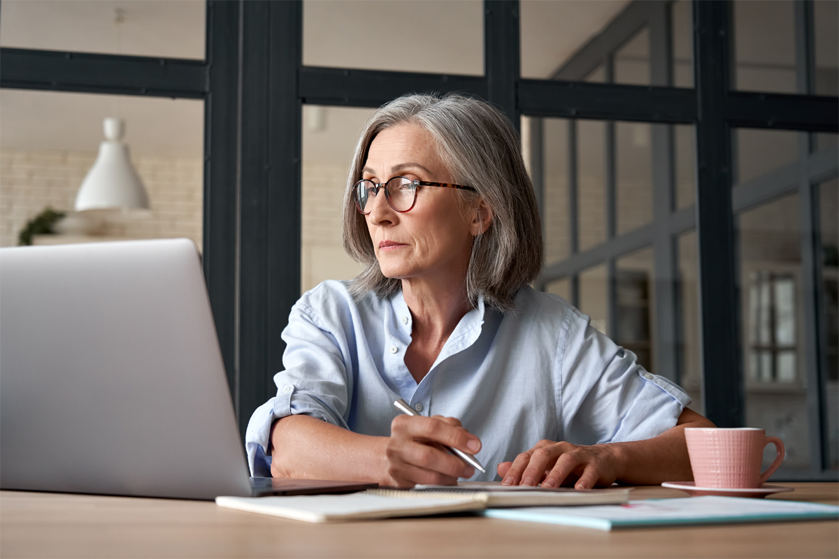 woman_taking_notes